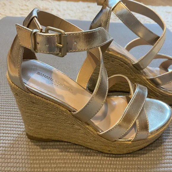 Banana Republic Gold Wedge Sandals with Strappy Design - Picture 3 of 4